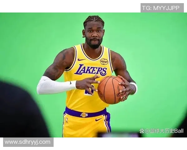 德安德烈-艾顿半场4投3中，得到6分5篮板2助攻