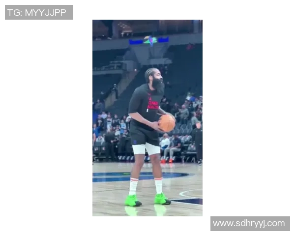 哈登持球单打 左手抛投命中打停对手