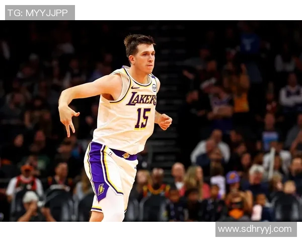 里夫斯长传前场 詹姆斯空接上篮打进 里夫斯长传前场 詹姆斯空接上篮打进