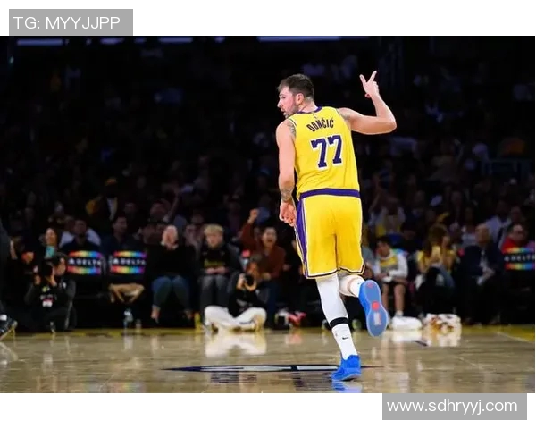 湖人出局詹姆斯东契奇已尽力，小里又掉链子，替补表现大相径庭