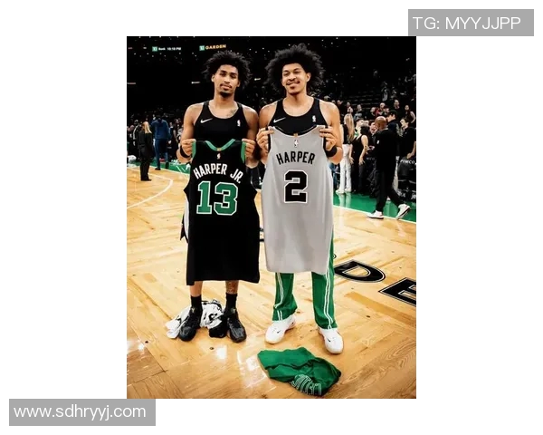 [2026年01月21日]爵士官方晒贝利与马刺哈珀合影：虽不同队，兄弟情深